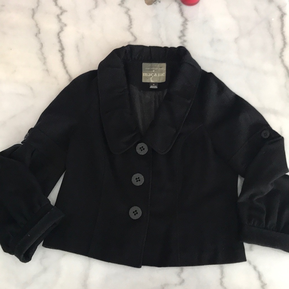 Crop ballon sleeve coat.